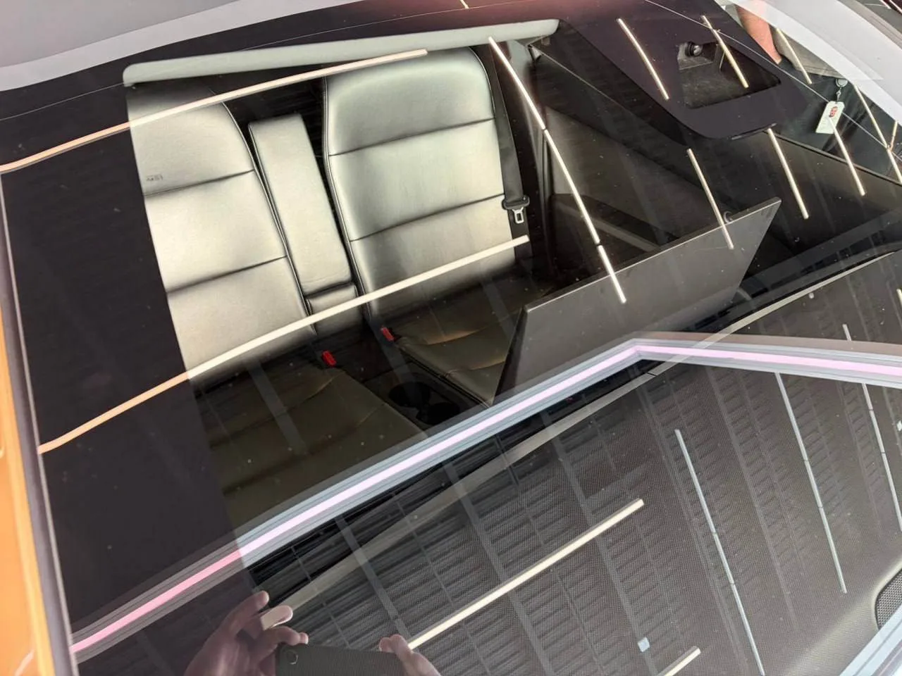 🚙 Tesla запустила
 в производство Cybercab — первый серийный автомобиль без руля и педалей.

Вот ка