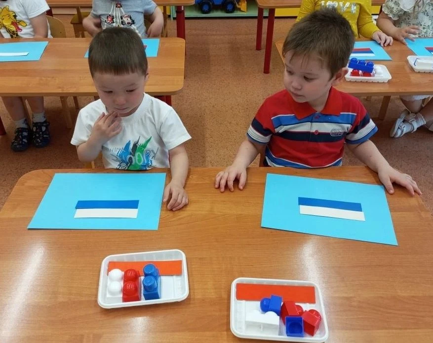 Флаг бывает разный...
Но мне всего милей.
Бело-синий-красный.
Флаг Родины моей!
 
🇷🇺 В преддверии 