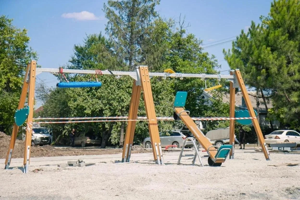 🛠 Благоустройство территории от улицы Кечкеметской до Титова в Симферополе идет по гра...