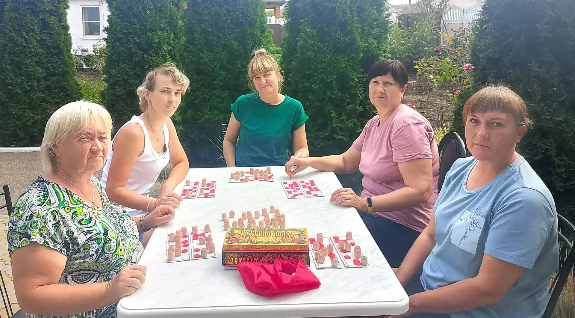 В Лабинском доме социального обслуживания проживающие собрались вместе и достали любимы...