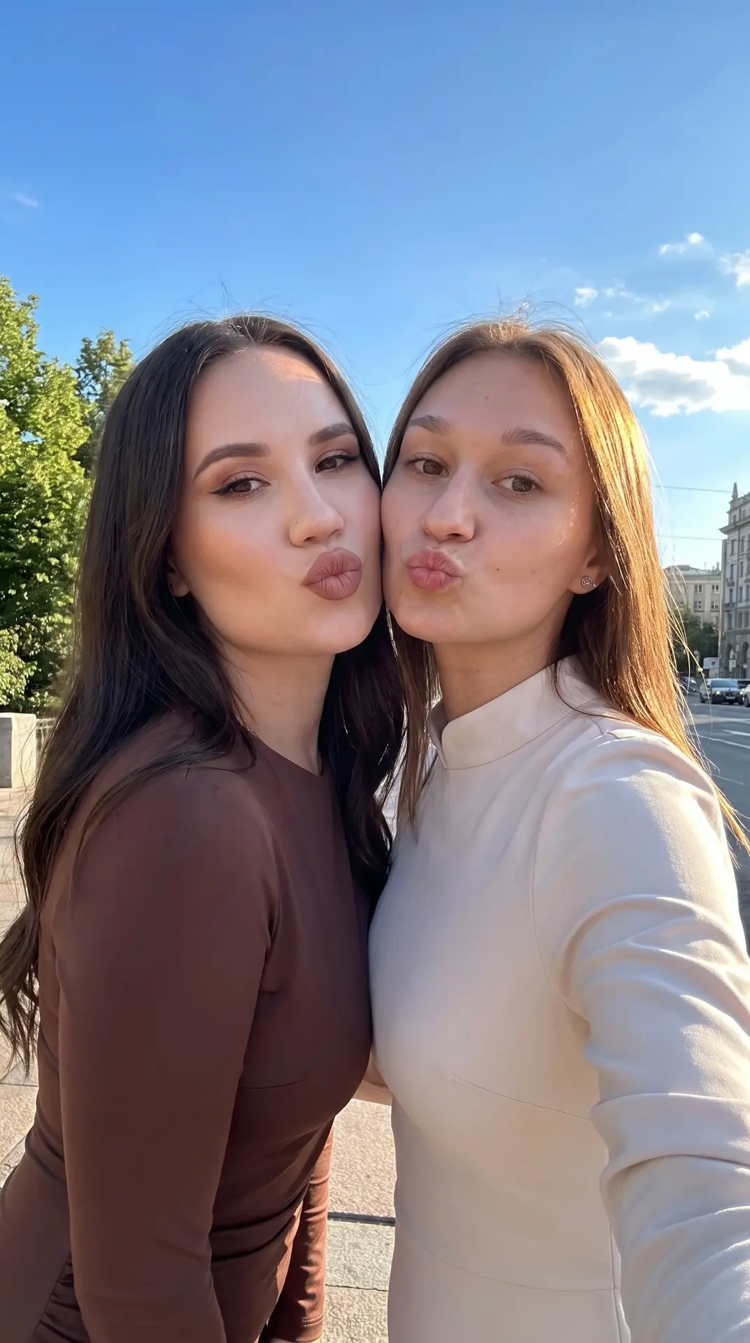 С подругой/сестрой/мамой
Заходим в @BananaVibeBot  или Gemini
Нажимаем⭐️стилизовать фото
Прикрепляем