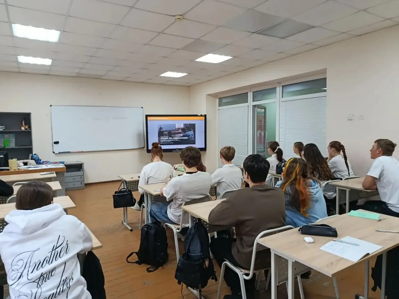 В ХТТБПТ прошёл классный час «Россия без сквернословия» под девизом «Слово МАМА свято -...
