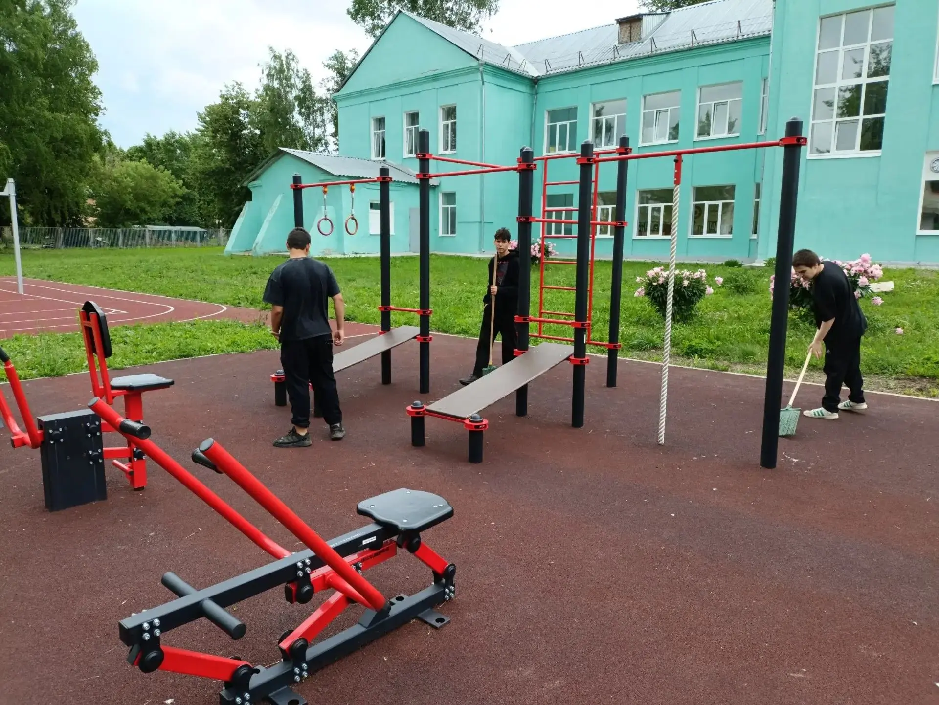 Летнее трудоустройство школьников — это не только способ заработать первые деньги, но и...
