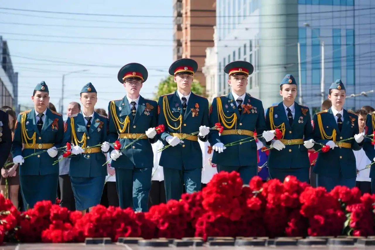 Празднование Великого Дня Победы началось с возложения цветов к Вечному огню на Площади Памяти Герое