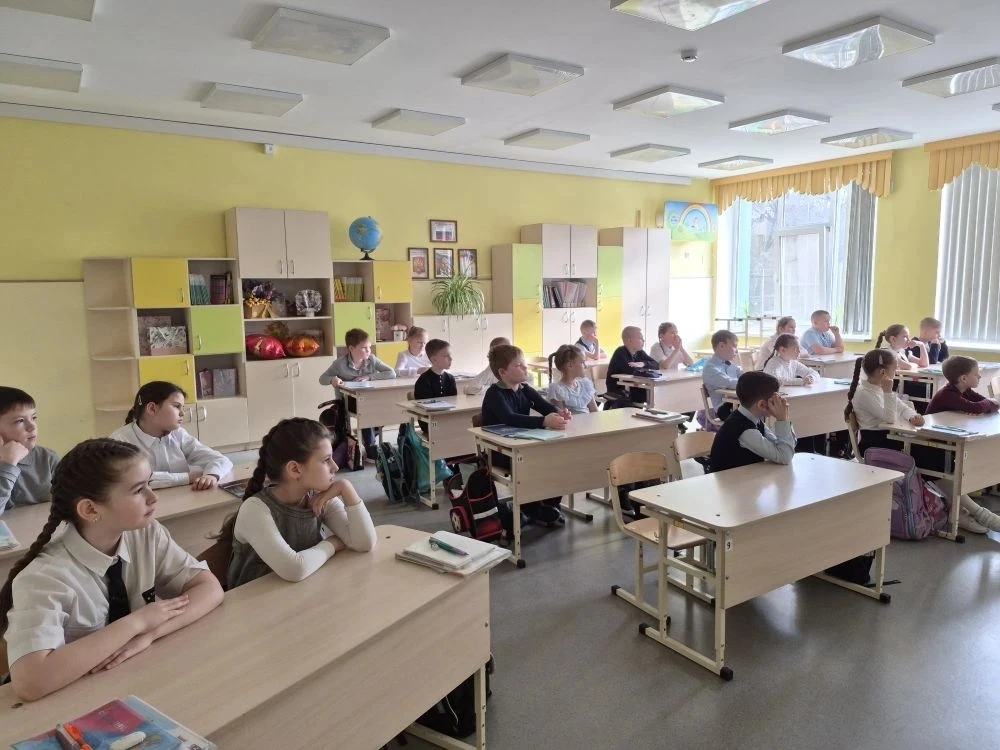 «Как справляться с волнением?» 🤔 Сегодня на «Разговорах о важном» в школах и колледжах России состои
