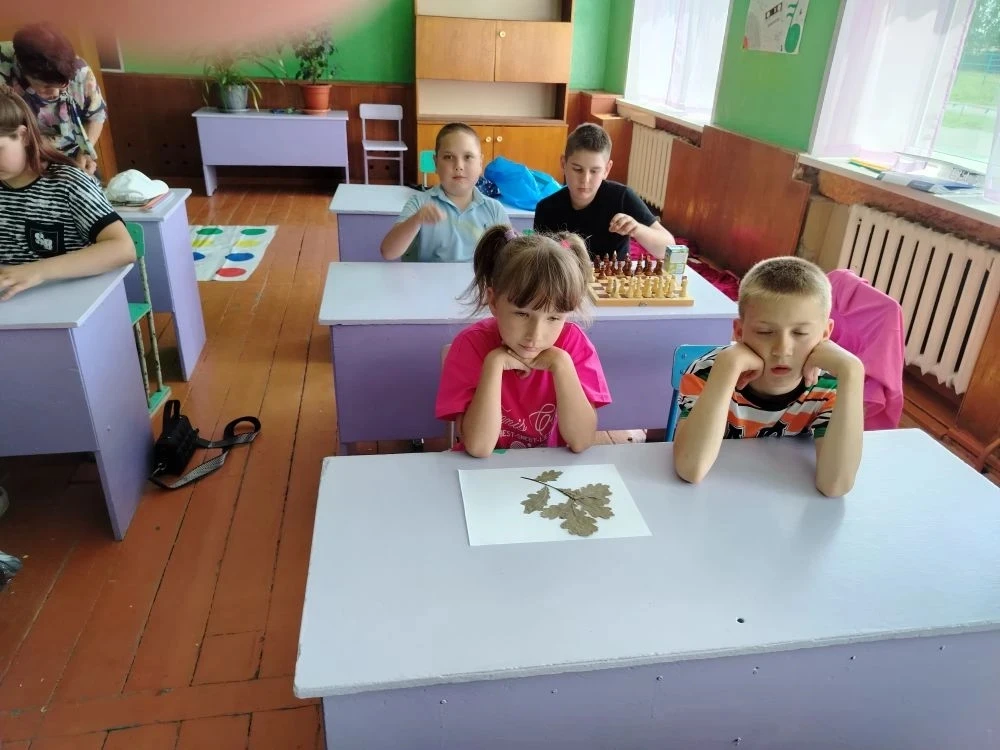 🌞Солнце в тот июньский день поднялось особенно высоко, и воздух над школьным двором прогрелся почти