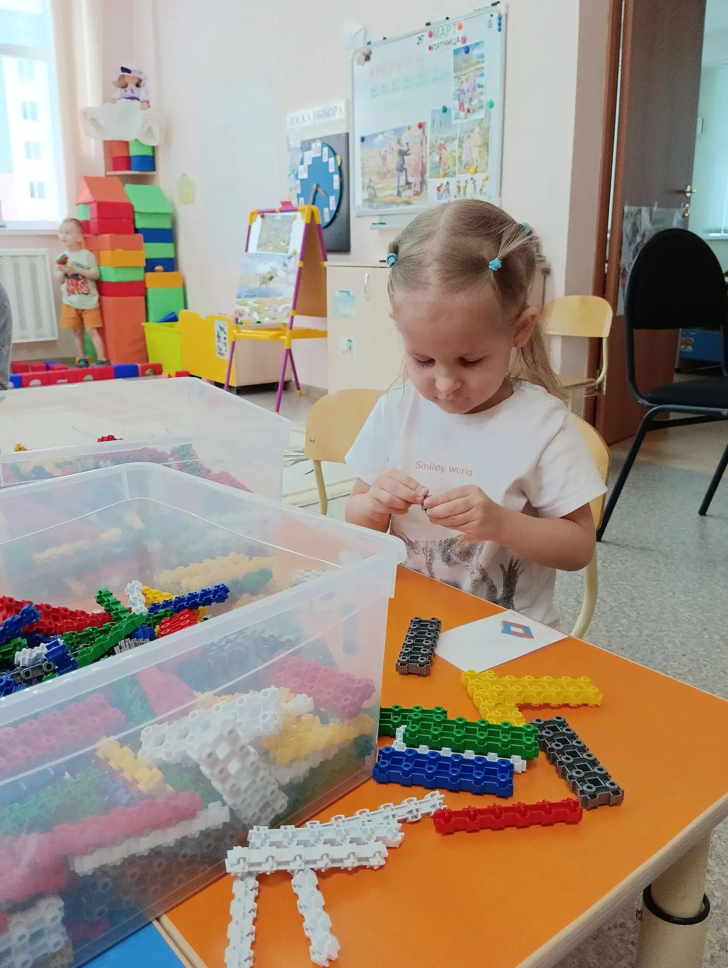 Во второй младшей группе "Барбарики" прошло увлекательное занятие по конструированию с ...