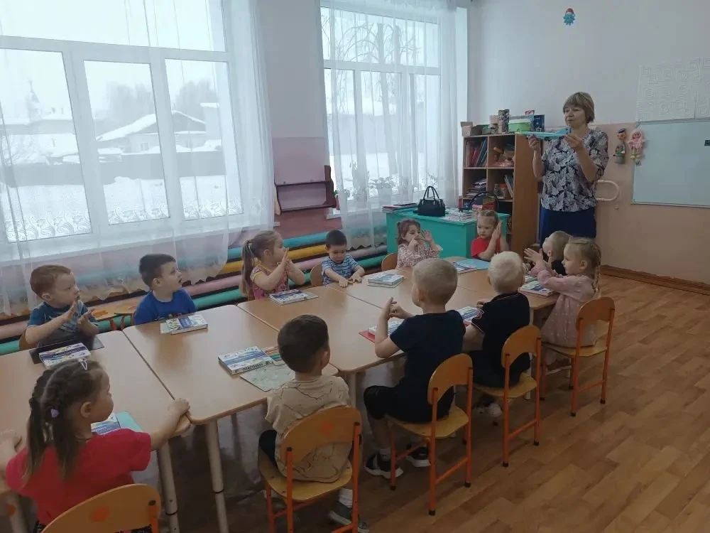 Лепка из пластилина самолета развивает у детей творческое мышление, воображение и мелку...