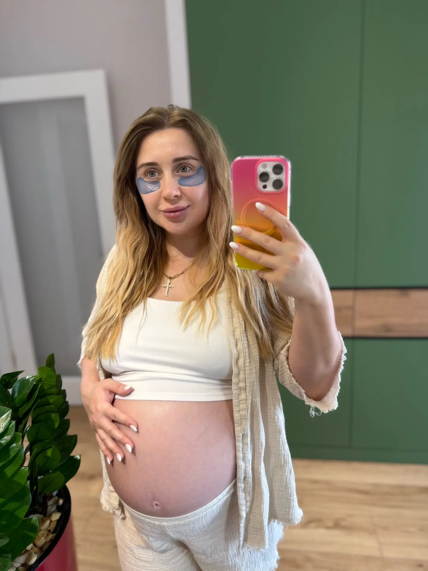 Завершается 22 неделька🤰🏼 и где-то последнюю неделю я прям активно стала ощущать толчки малыша, уж