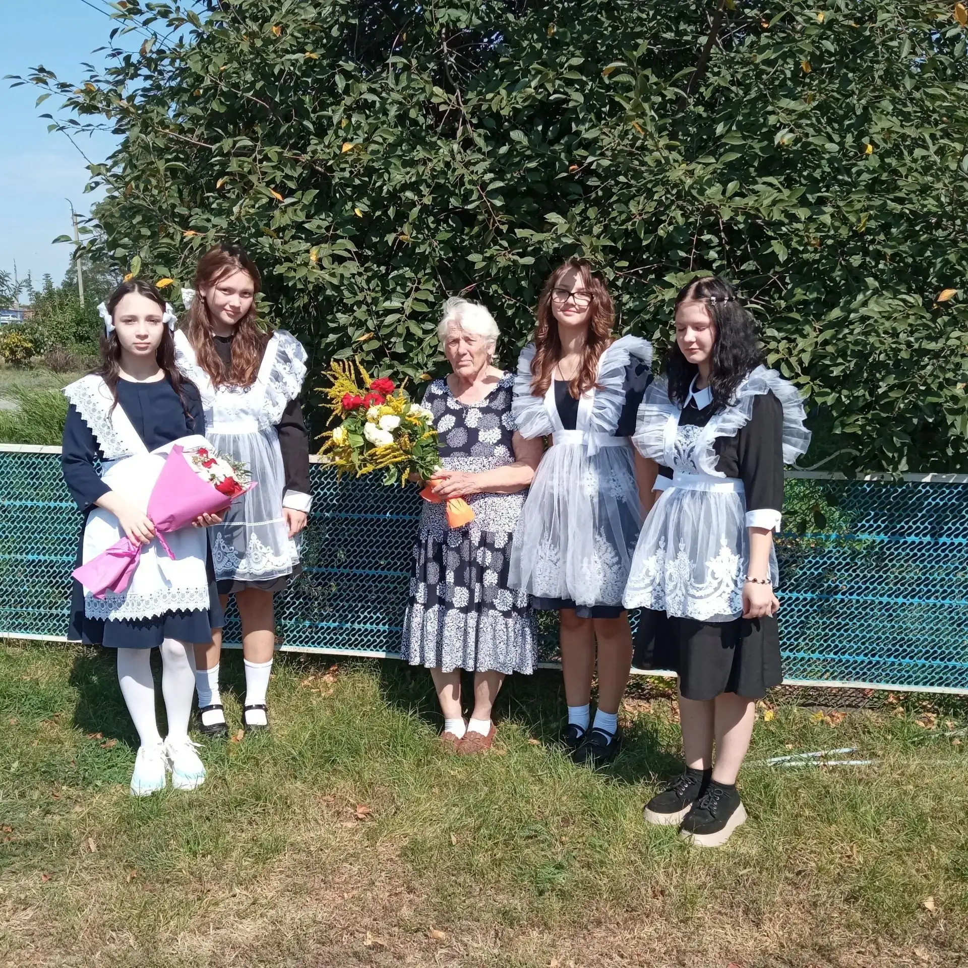 💐Сегодня учащиеся школы поздравили Сазонову Ирину Александровну с Днём Знаний, пожелал...