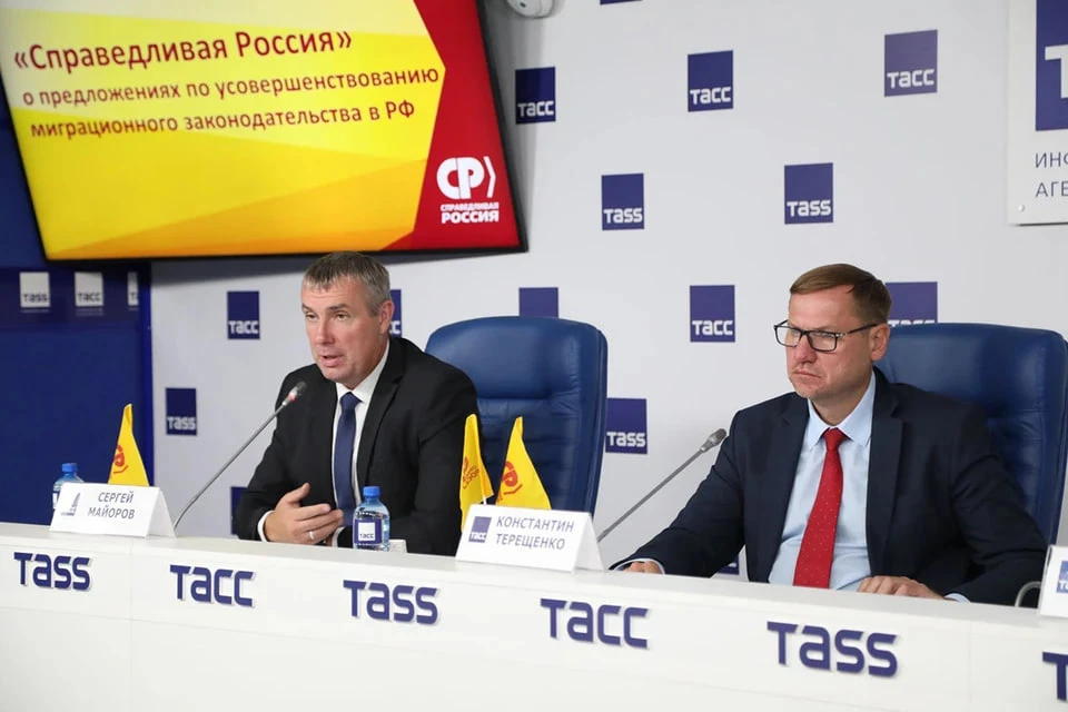 Новосибирские социалисты предлагают запретить мигрантам работать в доставке и общепите
