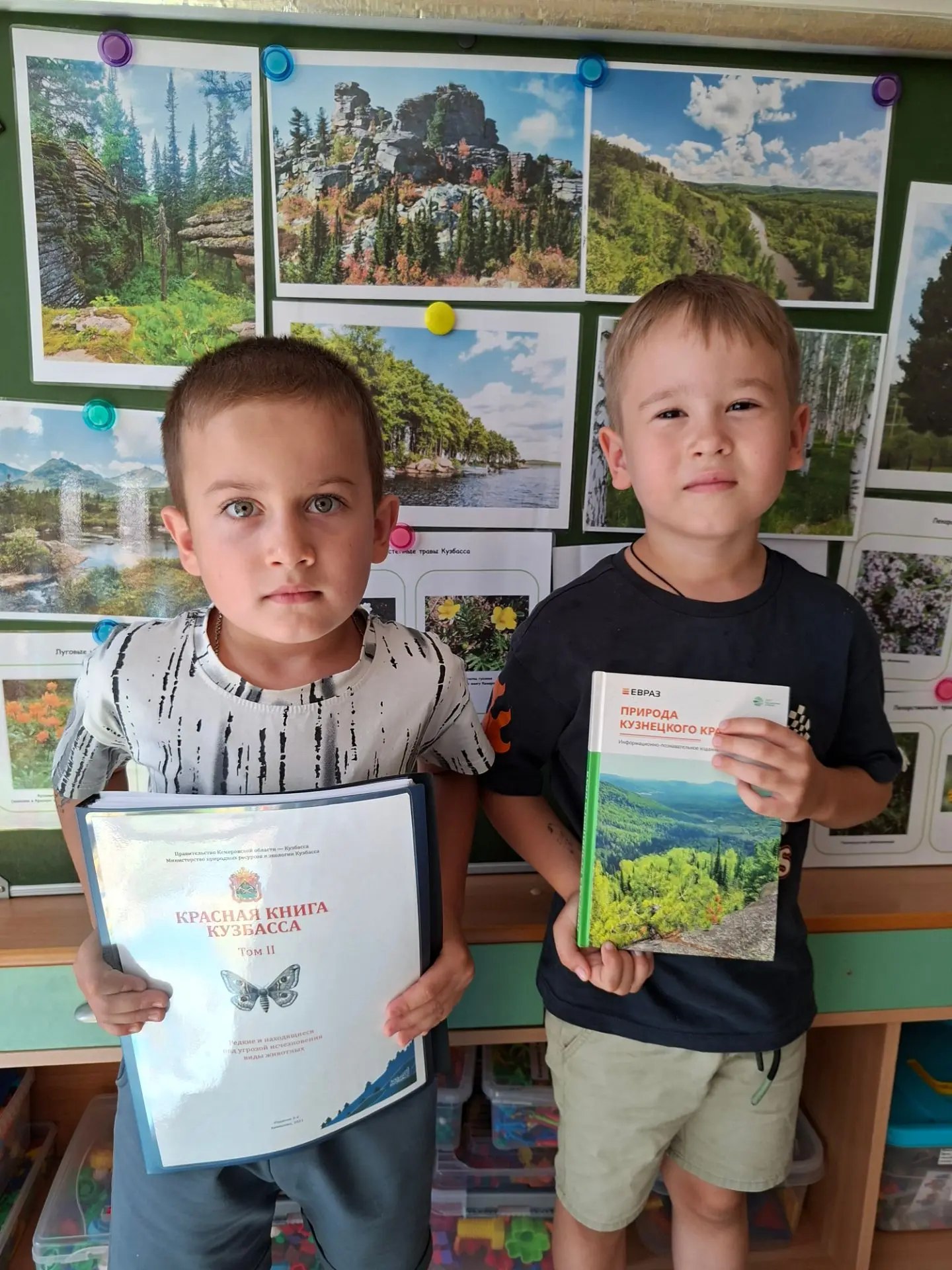 Наши воспитанники очень любят природу родного края. Детям нравится рассматривать картинки в энциклоп