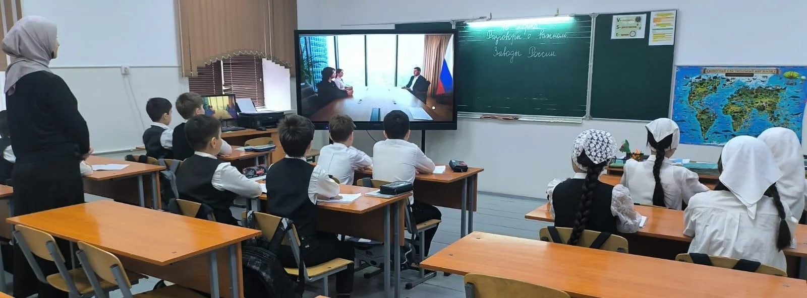 Сегодня в нашей школе прошли внеурочные занятия «Разговоры о важном», посвящённые теме: «Заводы Росс