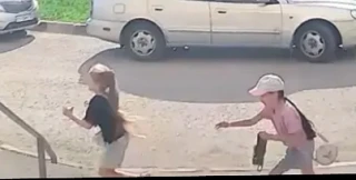 На Владимирской,65 (13 июня) две девочки вытащили сумочку из детской коляски

Родители, проведите бе