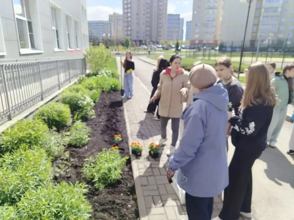 🌷 Сегодня наши учащиеся и педагоги дружно взялись за дело — высадили первые цветы на школьном дворе!