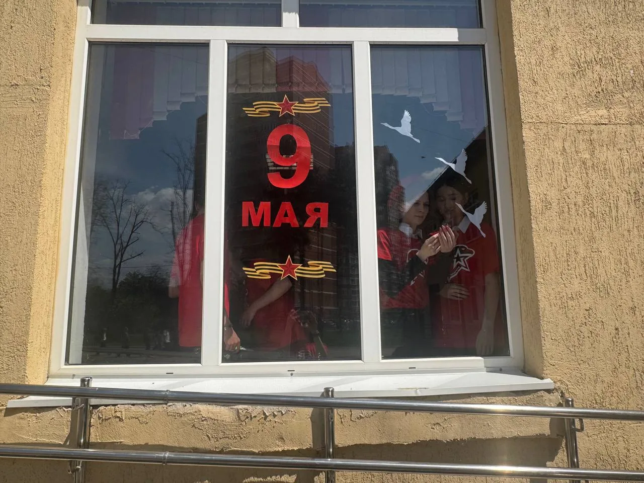 Друзья, сегодня 23 апреля, наш юнармейский отряд принял участие в акции "Окна Победы". Ребята с боль
