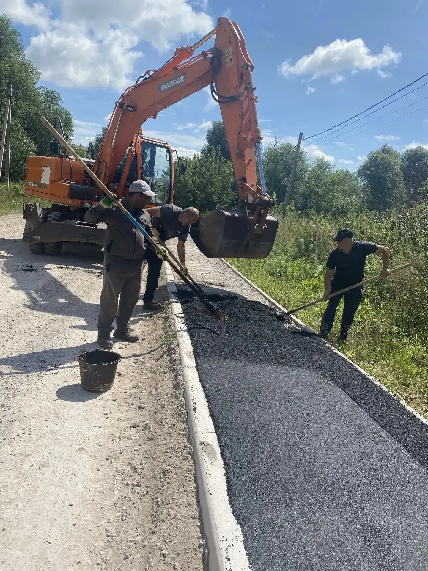 В селе Матвеевка завершились работы по обустройству тротуара по улице Революционной. На...