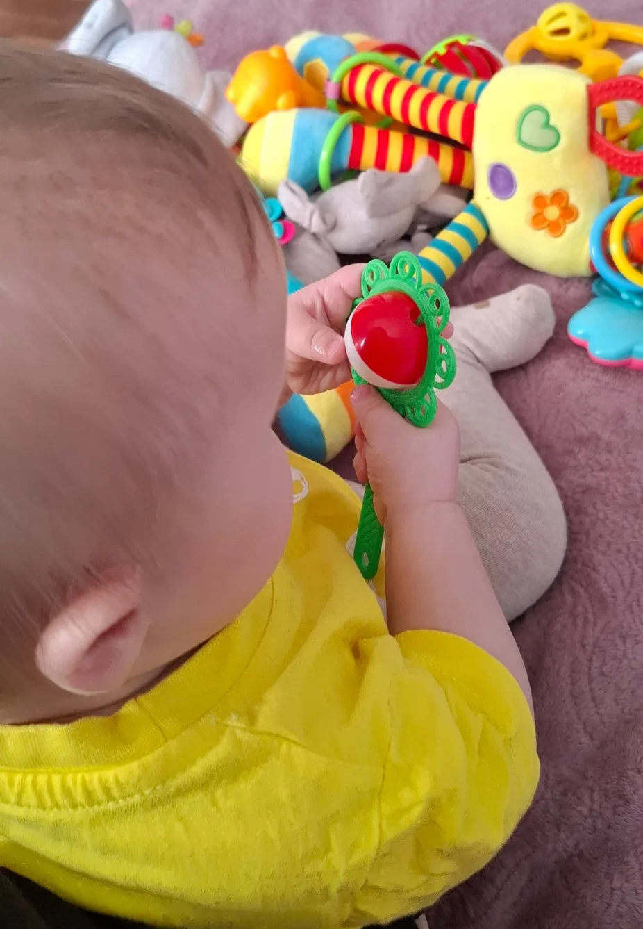 Когда надо спать, а игрушки не играны😅🤗