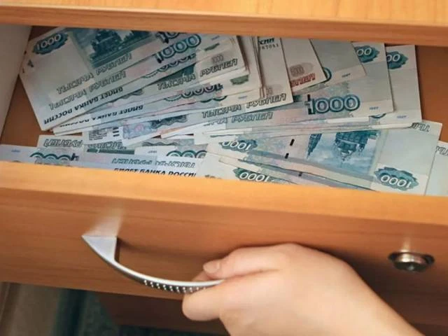 Россияне массово меняют привычку хранить деньги: наличные стали предпочтительнее банков...