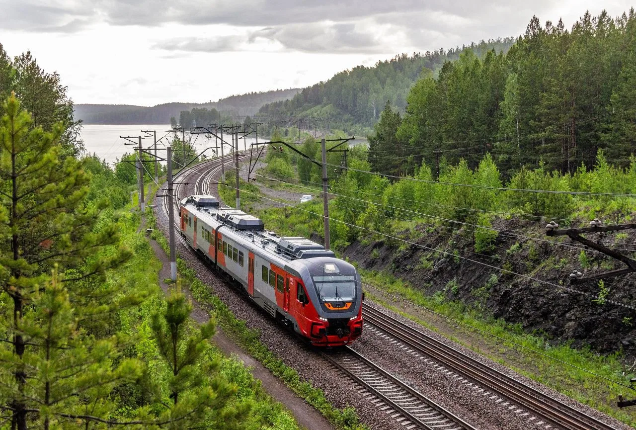 🚉 В июньские праздники на СвЖД назначены дополнительные рейсы пригородных поездов