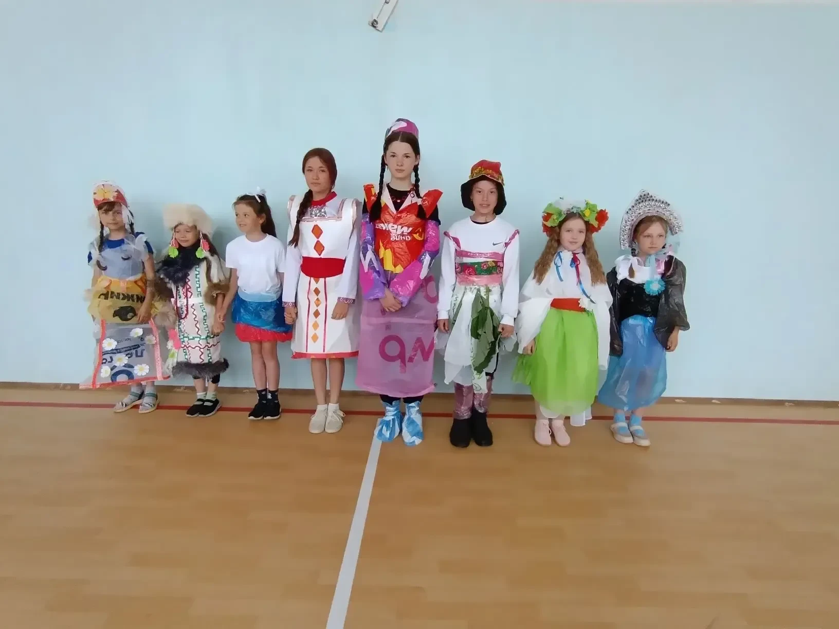 В пятницу в нашем лагере состоялось модное шоу " Хранители народных трендов" Ребята изг...