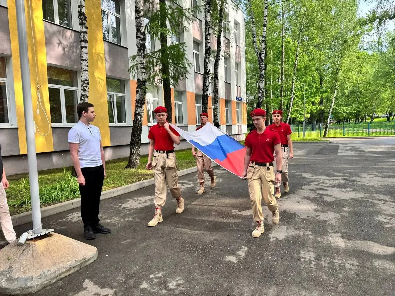 🇷🇺Начали учебную неделю с торжественного поднятия флага, исполнения гимна Российской Федерации и «Ра