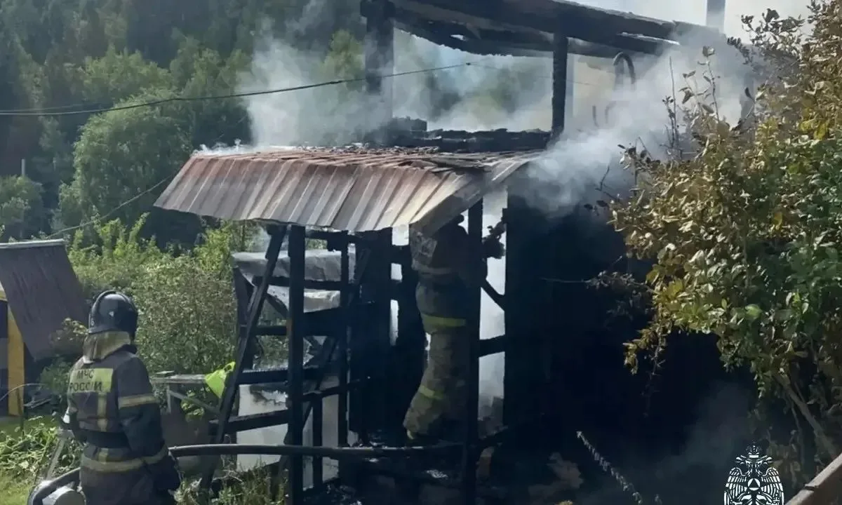 🔥В Братске сгорел двухэтажный коттедж и хозяйственные постройки