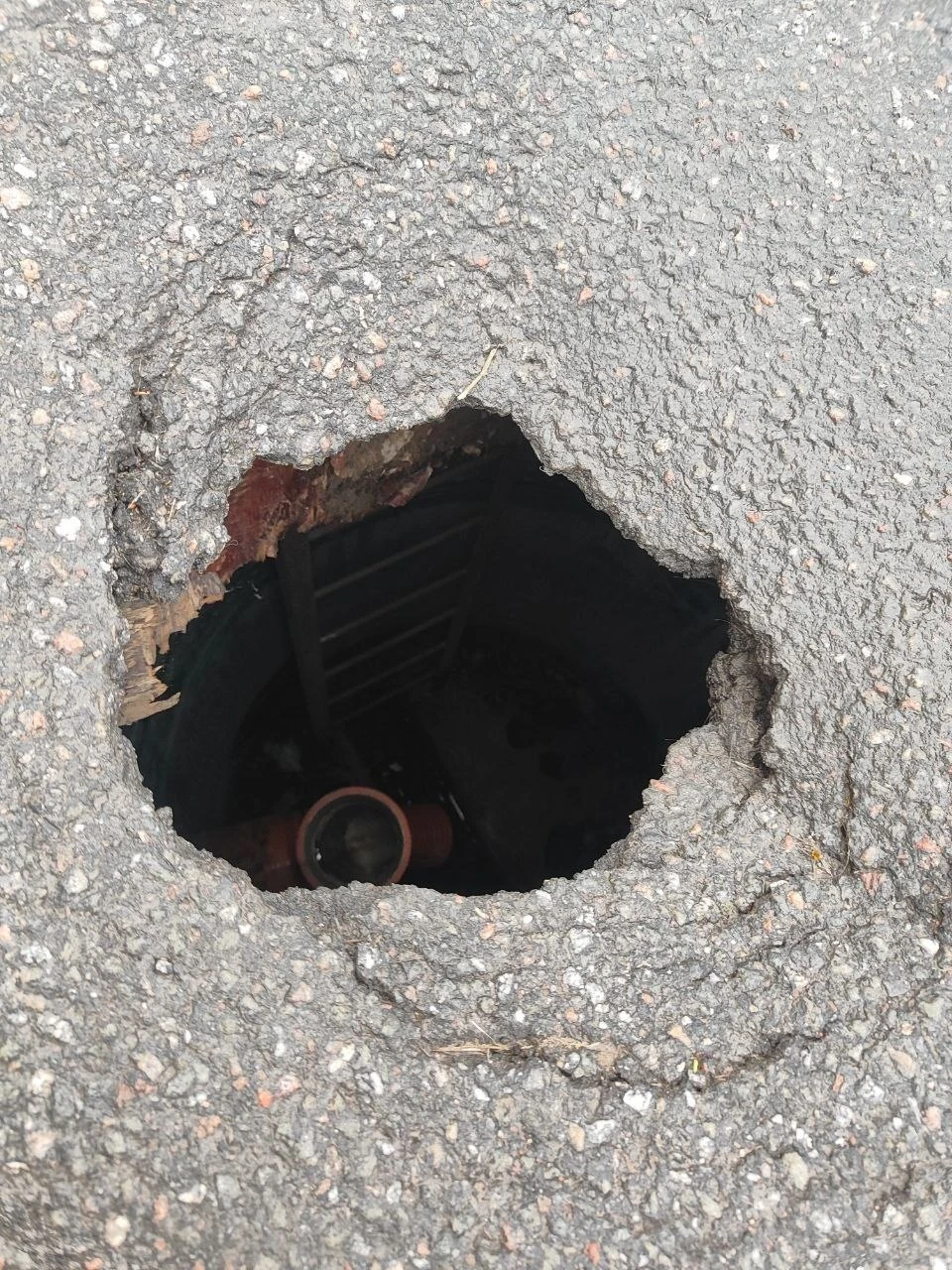 Во дворе дома Воронцовский 19к1 яма , будьте аккуратнее, ничем не ограждено , глубина н...