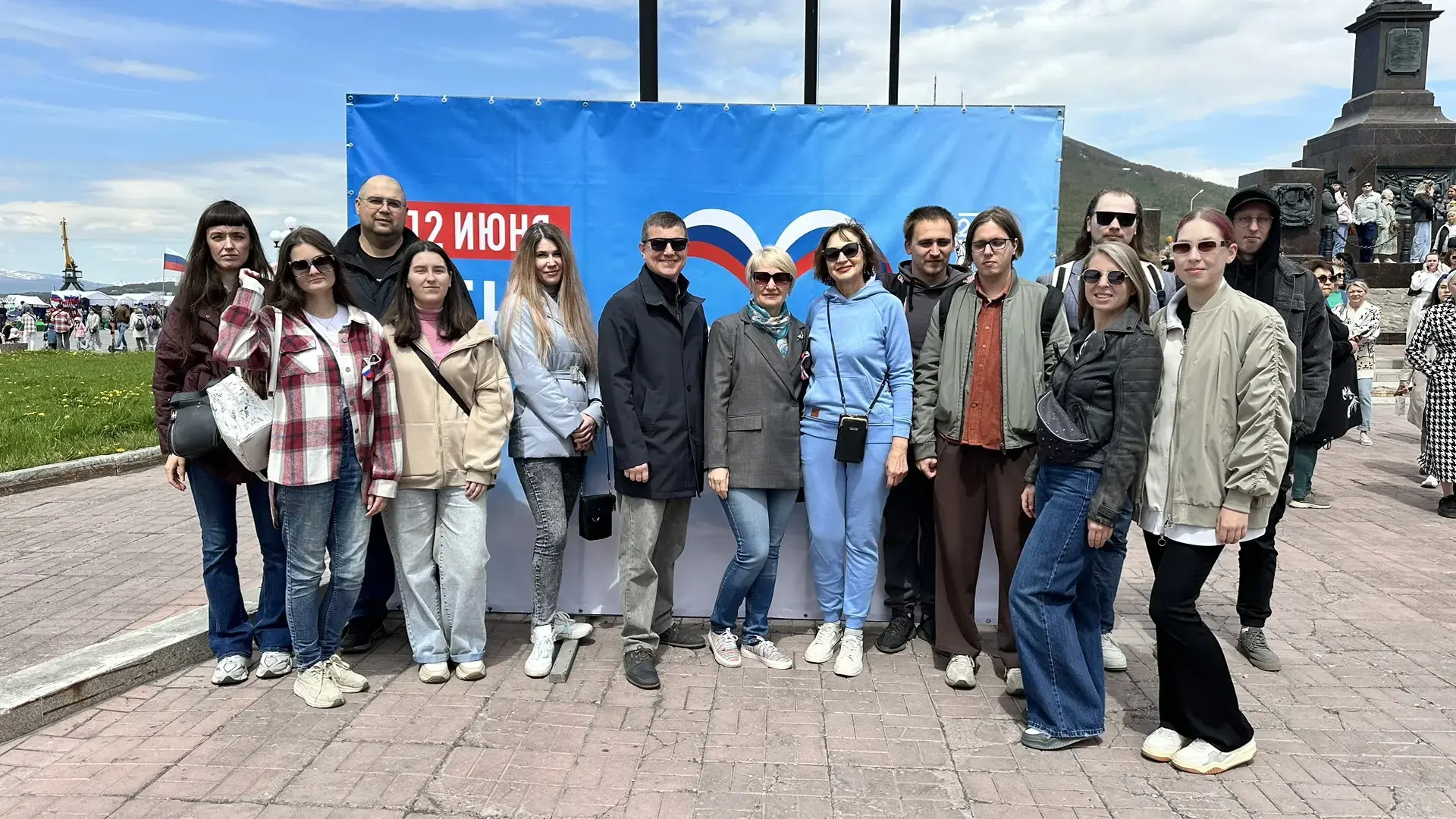 🇷🇺 Сотрудники Информационно-методического центра ПКГО посетили на главной площади города праздник 
