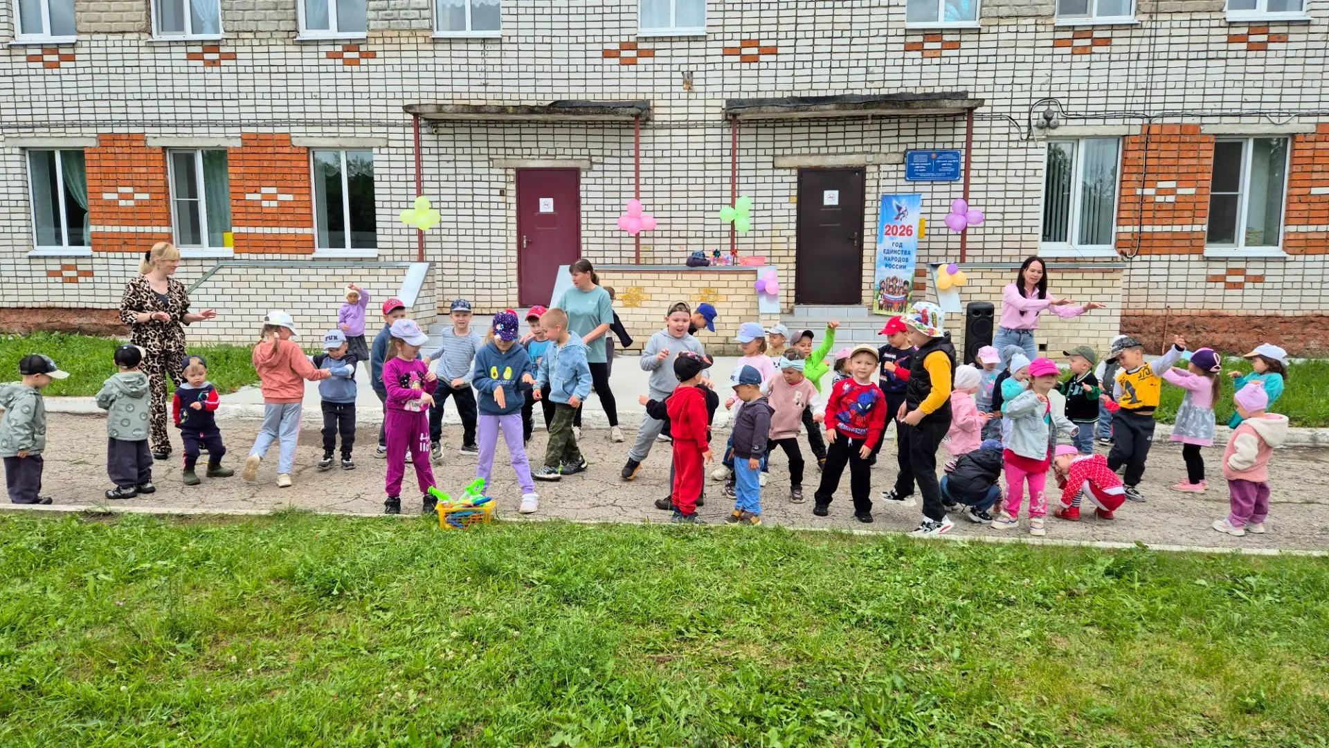 🧼 ✨ Сегодня мы наполнили наш детский сад волшебством. Праздник мыльных пузырей — это всегда море ул