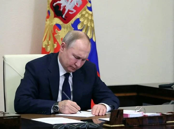📃 Владимир Путин подписал закон, по которому сохранятся ежемесячные пособия многодетным семьям, если