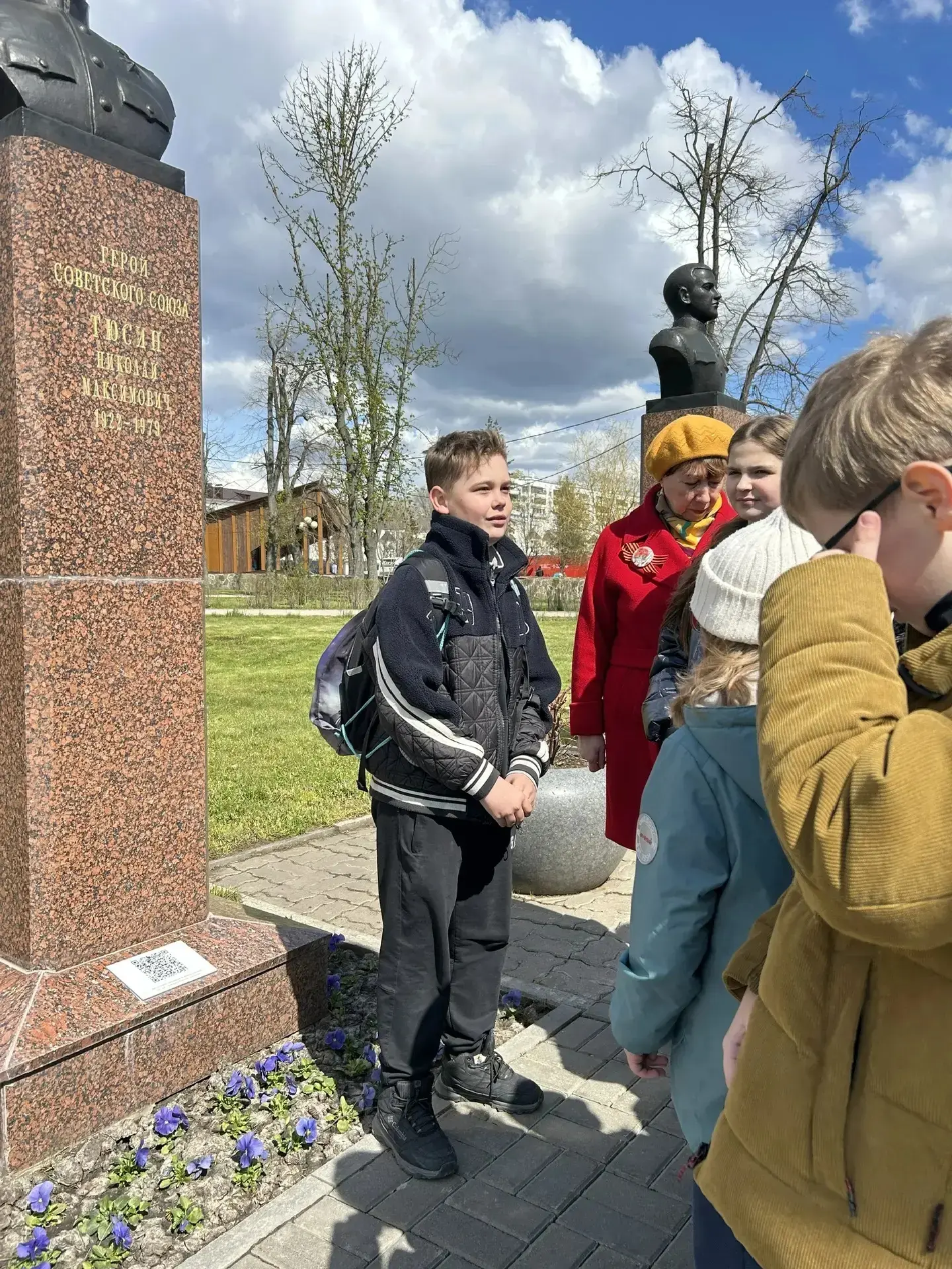 «Поклонимся великим тем годам» – под таким девизом прошёл классный час в 5А классе.   Ребята со свои