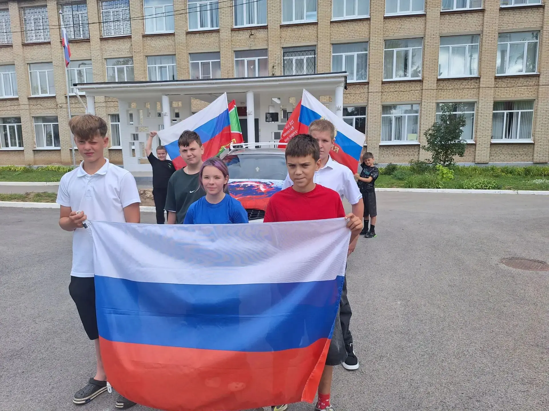 🇷🇺В школе состоялся флешмоб, посвящённый Дню Государственного флага Российской Федера...