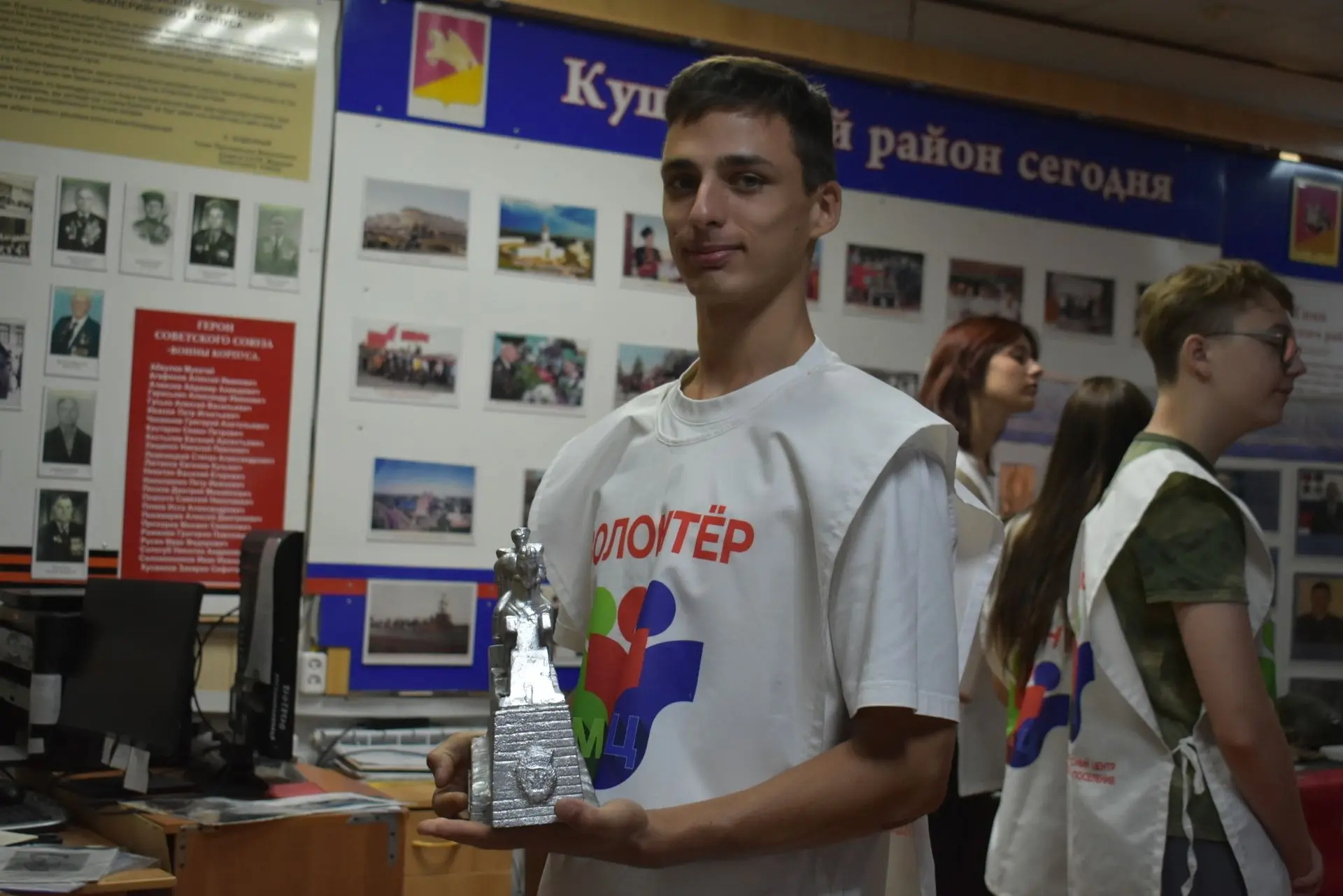 В районном историческом музее для волонтеров состоялся час истории «Рубеж, который не з...
