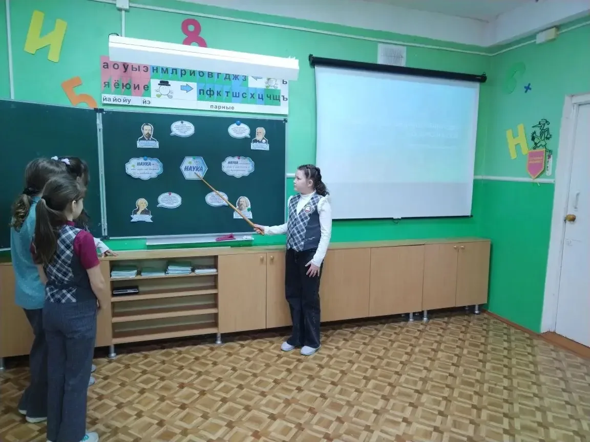 🇷🇺Традиционно утро понедельника началось с подъема Государственного флага Российской Федерации. Есть