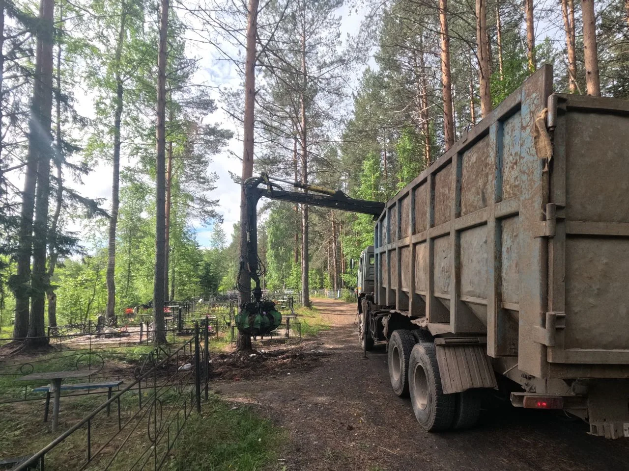 На кулойском кладбище производится вывоз смета.