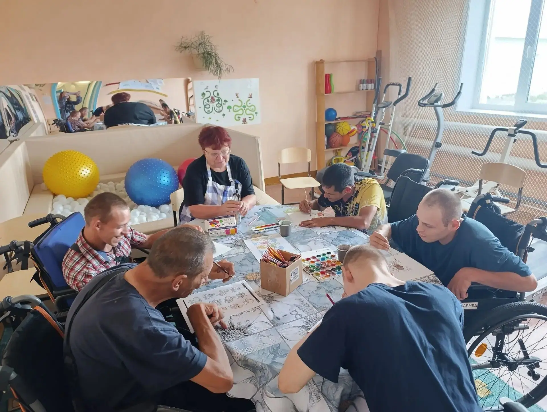 🎨В Краснинском доме-интернате продолжает работу кружок рисования «Небо, радуга, цветы», где каждый 