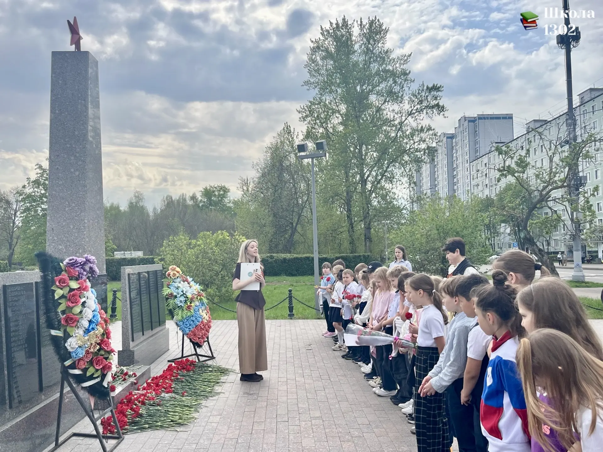 🌹 Я помню! Я горжусь!  Ученики нашей школы приняли участие в патриотической акции «Красные гвоздики»