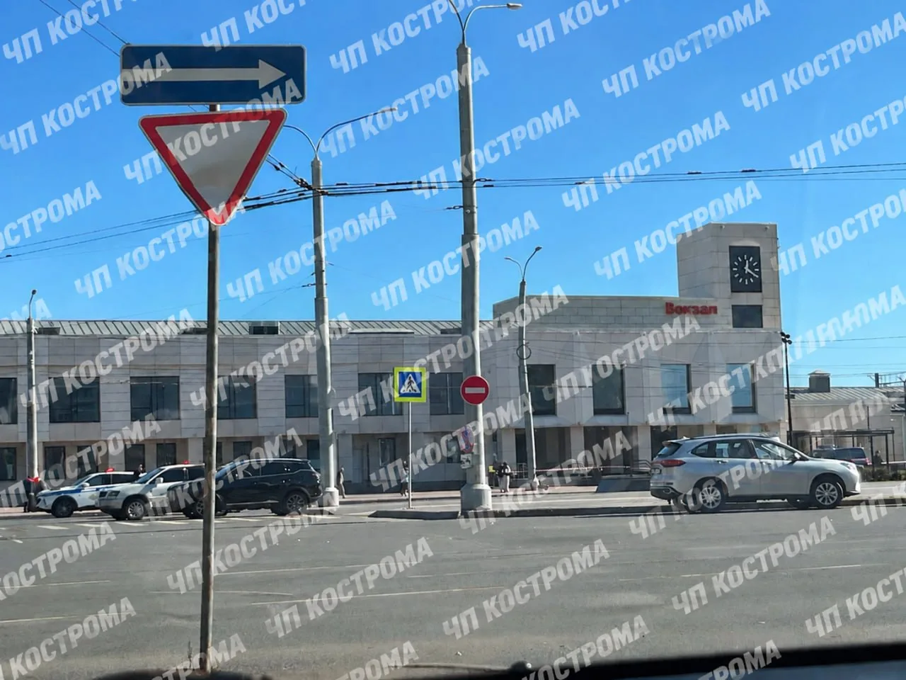 У железнодорожного вокзала в Костроме замечено большое скопление экстренных служб. На м...