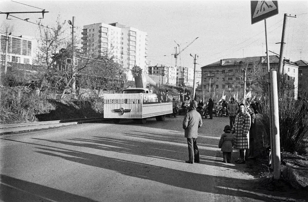 ✨ Ретро Златоуст

Подготовка к демонстрации. Район Вокзала.
Фото: 1981 год.