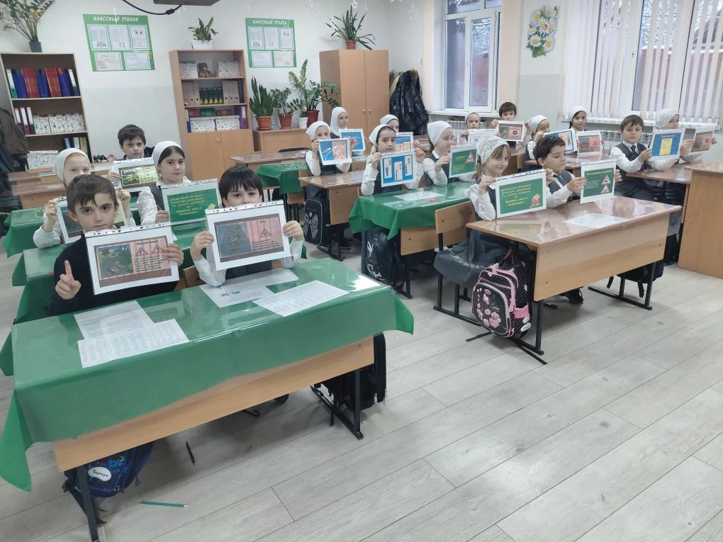 В рамках проведения месячника по профилактике детского дорожно- транспортного травматизма в МБОУ "СО