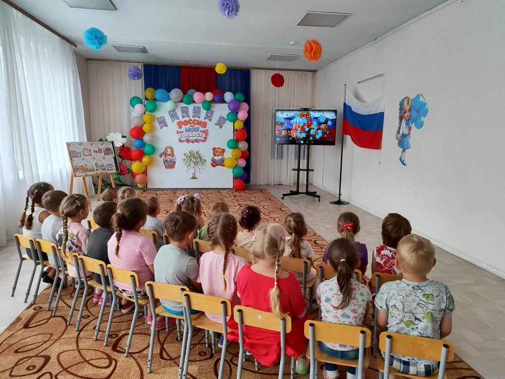 Нам праздники для радости даны,
Мы знаем их немало, самых разных,
Но день России, день родной страны
