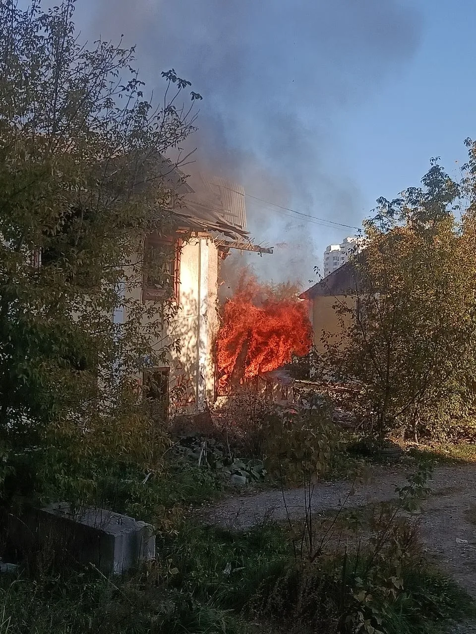 Нам пишут: Подожгли барак снова ужас