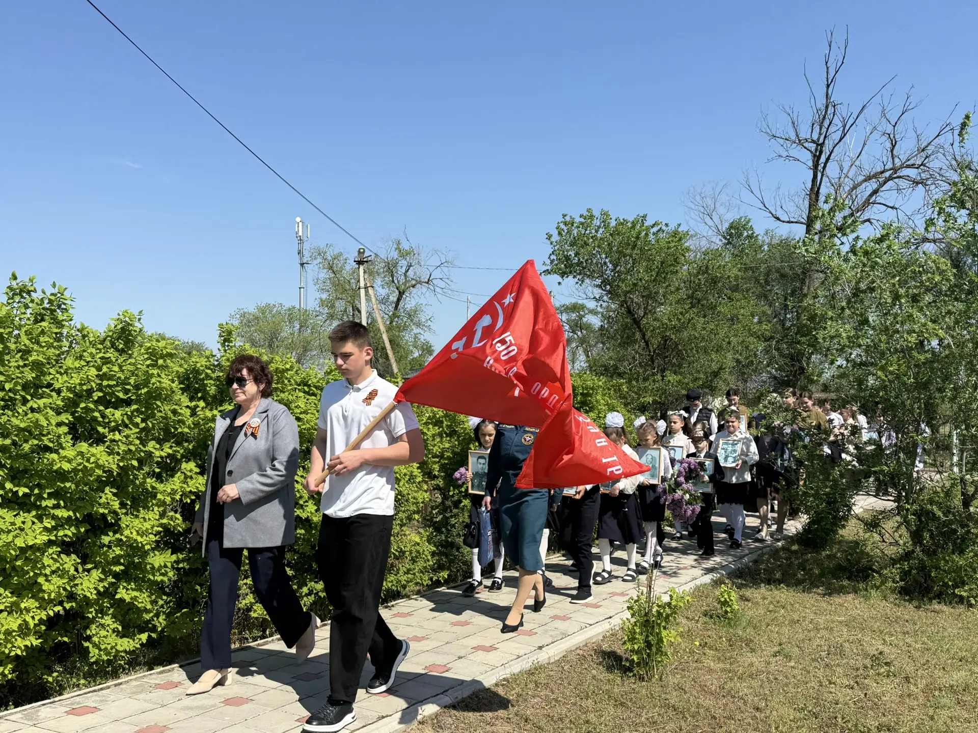🇷🇺 9 мая учащиеся МКОУ СОШ №7 приняли участие в международной акции «Бессмертный полк...