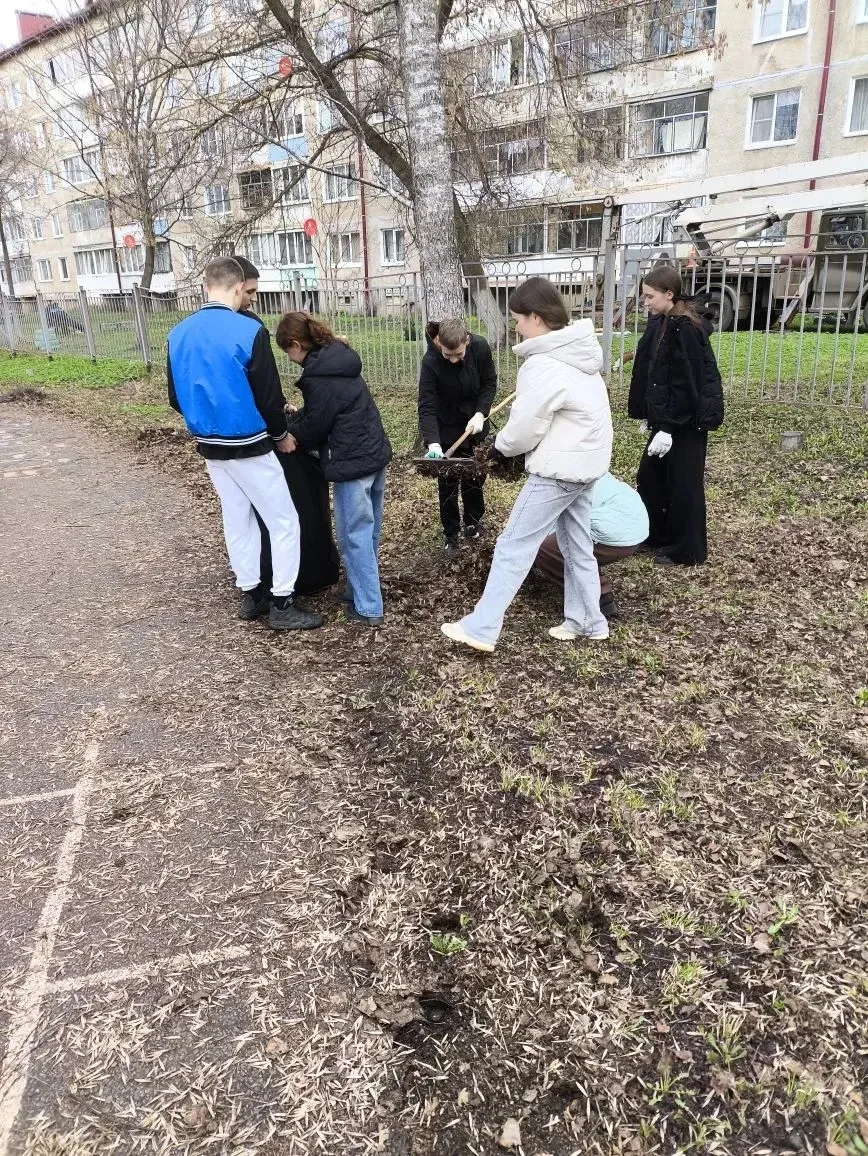 🌿 Субботник: вместе делаем мир чище!  Сегодня в нашем лицее состоялся большой  общешкольный субботни