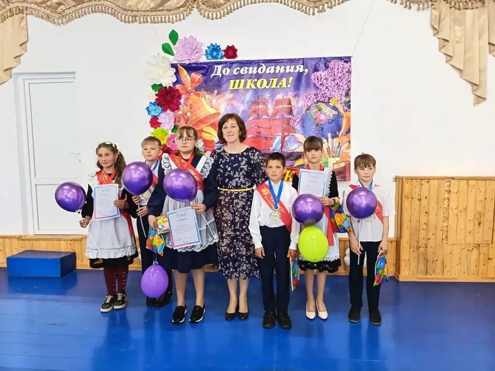 Один праздник — две важные вехи 🎓✨

В нашей начальной школе прошел трогательный и немного волнитель