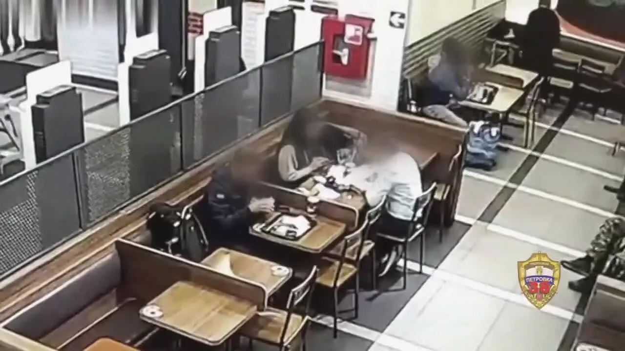 Долго лежать в ресторане быстрого питания бесхозная вещь точно не будет. Посетитель каф...