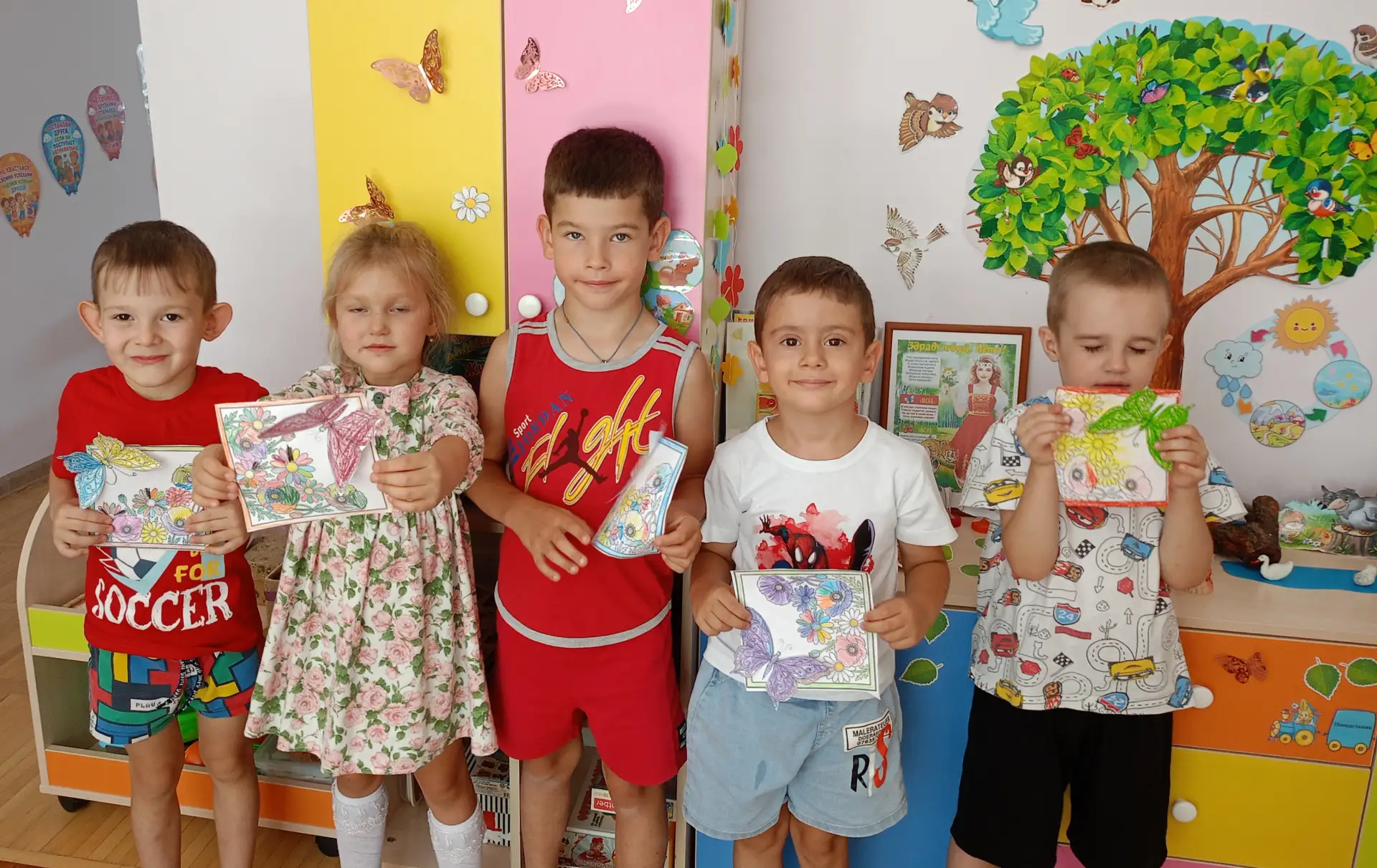 Ребята средней группы1 создавали выразительный образ бабочки и цветочной поляны.И вот ч...