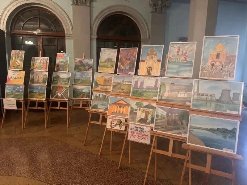 В Зугрэсском Дворце культуры прошла выставка ко Дню города Зугрэс