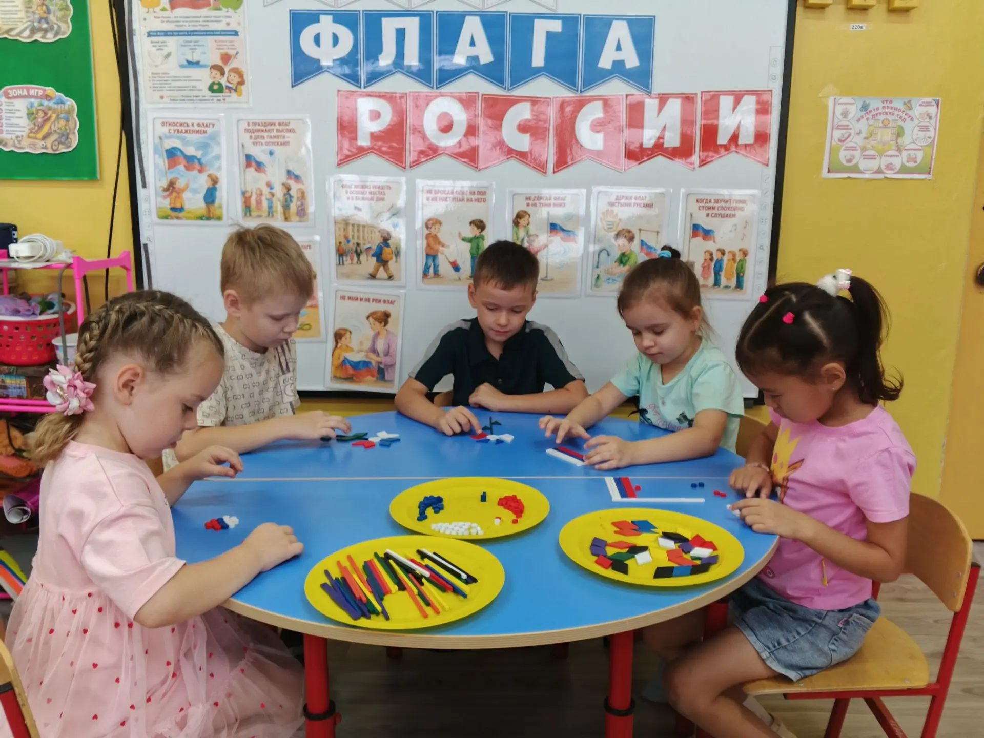 В рамках тематического дня "Флаг моей страны", воспитанники подготовительной группы "По...